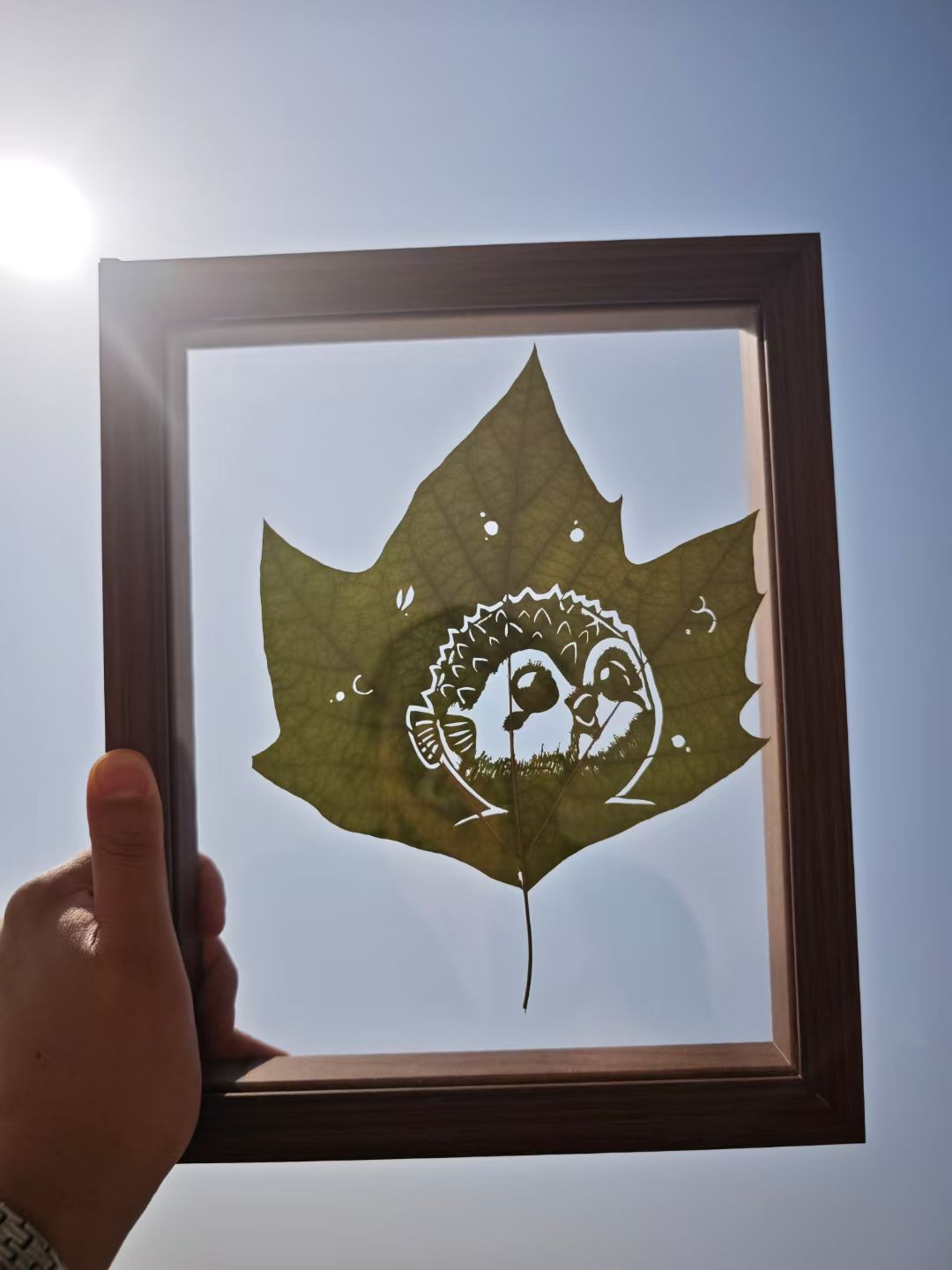 Cartoon Sky-Gazing Leaf Art – Framed Real Leaf Carving