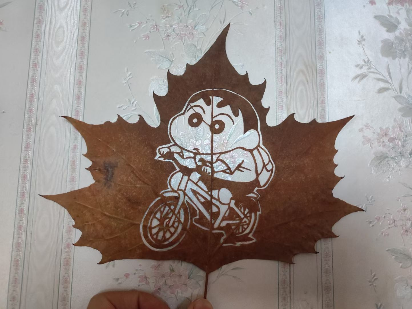 Shin-chan Cycling Leaf Carving – Cartoon Art on Real Maple Leaf